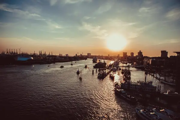 грузовые корабли на закате в море